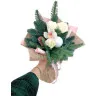 Новогодний букет с еловыми ветками, розами и орхидеей
